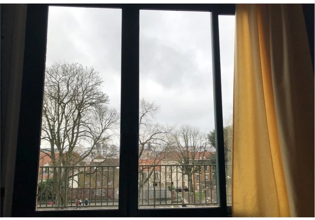 #Parlafenêtre #Twoulipo #EQ02 <a href="/Cp3Massy/">CP3 Gambetta-Massy</a>
Par la fenêtre, un balcon triomphant, des enfants heureux sous le ciel menaçant.
Au loin, l'horizon, brisé par le clocher, entrecoupé par les toits orangés.
Et soudain, des manteaux abandonnés.