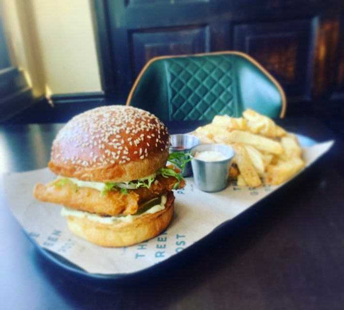 The only thing missing in this picture is you! Swing by our #cafe for #lunch this weekend and try our new #FishSandwich: cider battered haddock, tartar sauce, frisée, courgette pickle, seeded-brioche bun and side of our house-made chips! 😋
#lunchideas #lunchinspo #friday #friyay
