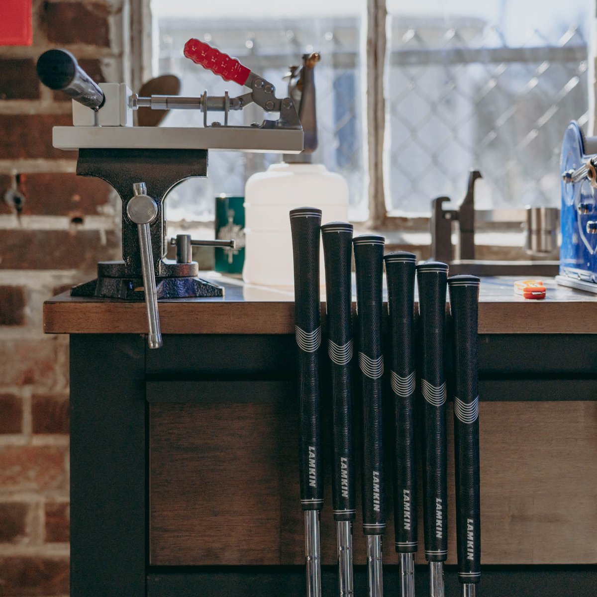 LamkinGrips's tweet image. It&apos;s official, the comfortably beautiful—and beautifully comfortable—Sonar+ Black is on shelves 🔥 We can&apos;t think of a better time (or reason) to regrip. Once they&apos;re on your sticks, we&apos;d love to peep some pix! Happy regripping!