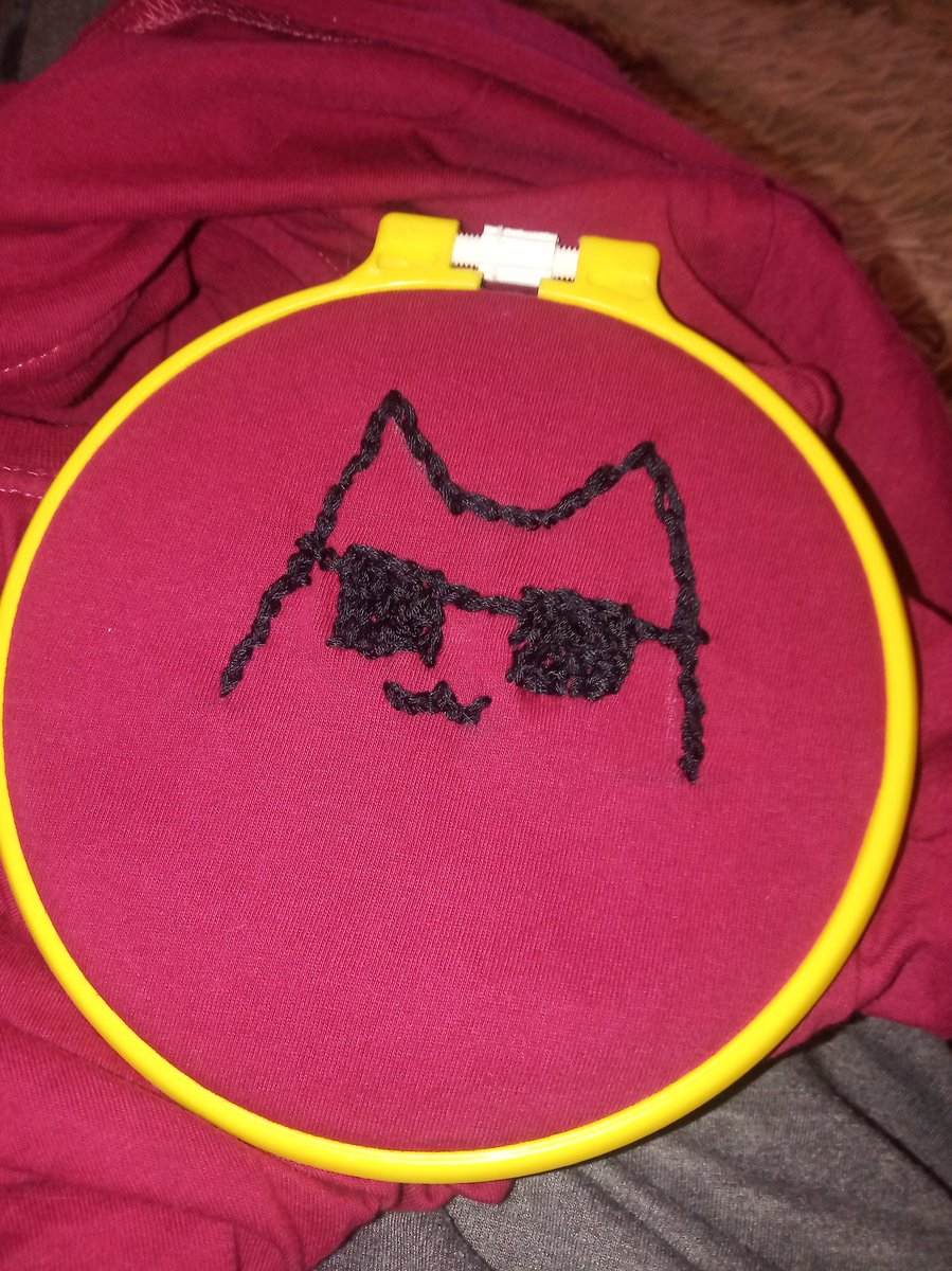 Kitty_in_mitten's tweet photo. Сегодня попробовала сделать вот так вот и только потом поняла, что место на футболке надо было выбрать чуть правее
(Да и к тому же, техника немного неверная, но все равно прикольно вышло) https://t.co/fKobYXENjV
