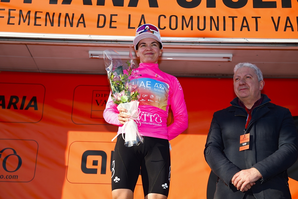 A new placement for <a href="/ele_gaspa/">Eleonora Gasparrini</a>, today 5th in the 2nd stage of the #SetmanaCiclista23 from Borriana to Vila-Real (116 km). Olivia #Baril keep the pink jersey of intermediate sprint leader and moving up to 3rd place in the GC. Excellent teamwork.
📸<a href="/SprintCycling/">SprintCycling</a> 
#UAETeamADQ