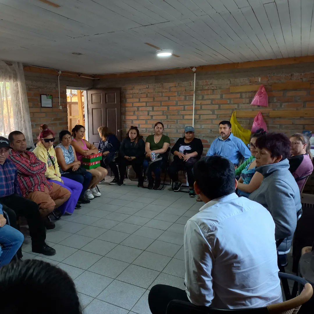 muni_renaico's tweet photo. En la sede vecinal de Tolpán, se reunieron el alcalde Juan Carlos Reinao y los vecinos y vecinas afectados por los recientes incendios.
 En el encuentro se acordó  la construcción de 18 viviendas por parte del municipio, además de coordinar la entrega de la ayuda estatal. https://t.co/gTmR9Fj0so