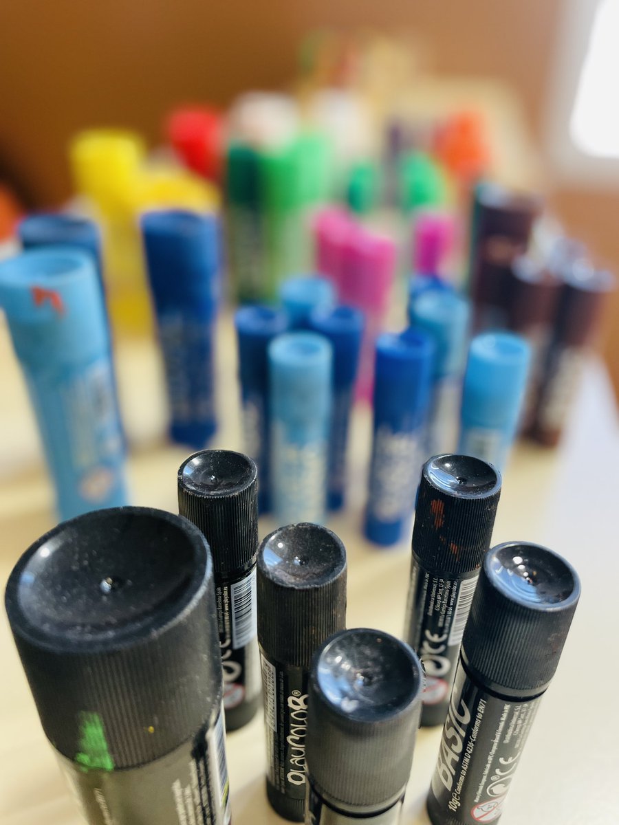 fragosusmarkus's tweet photo. Una setmana intensa a @escolacamins . Després de 4 dies de consignes inspirades en l’artista plàstica Gloria Rubio, l’il•lustrador Olaf Hajek, l’artista Cyrus Kabiru i les il•lustracions de Nikko Barber arriba el GRAN DIA. #artpertransformar #artcontemporani 👇fil https://t.co/WxpBfJSw1V