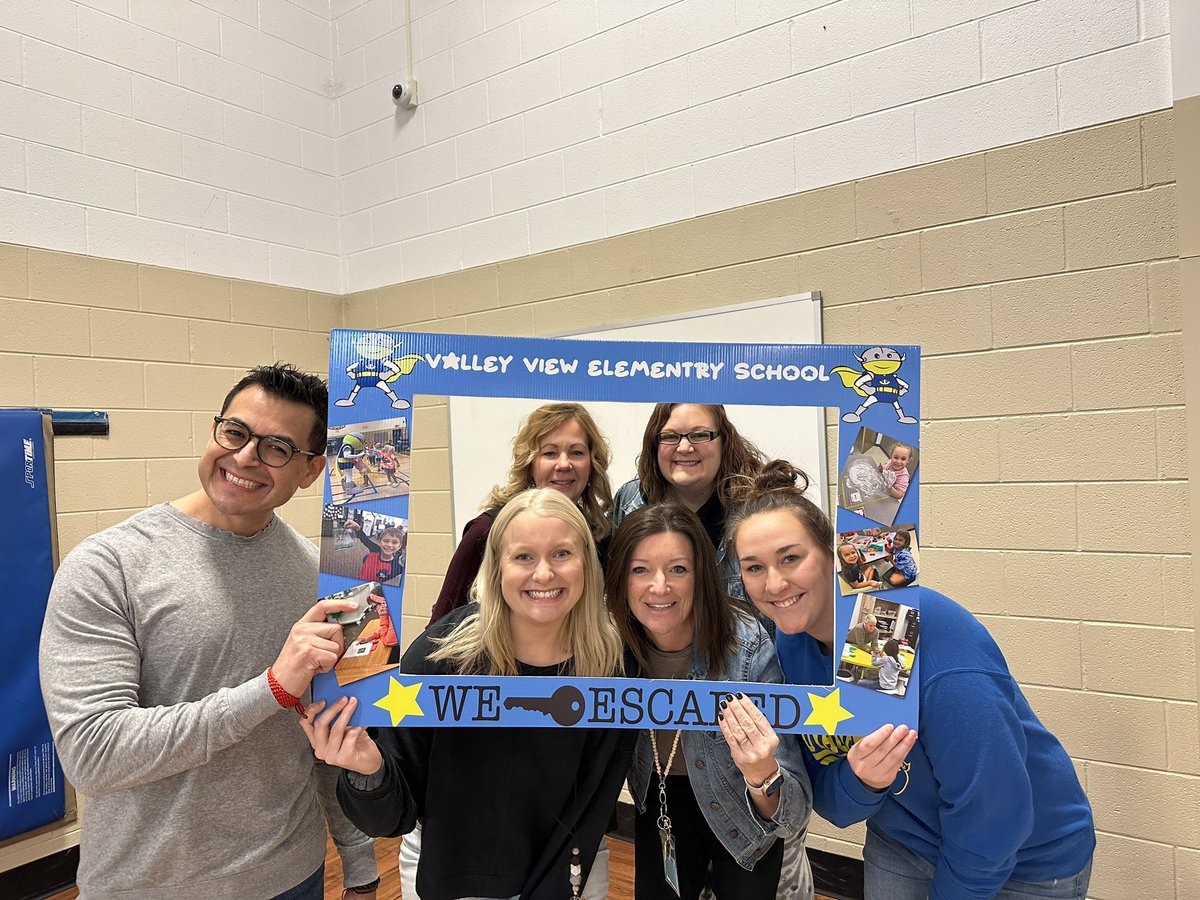 amandacohn9's tweet photo. Shout out to the MCHS Graphics students for this awesome frame! I am always so impressed with the incredible work these kids do! Thanks @lilguywithink we appreciate all your help. #mchswarriorsink  #mchsgraphics https://t.co/aHf2UenHIm