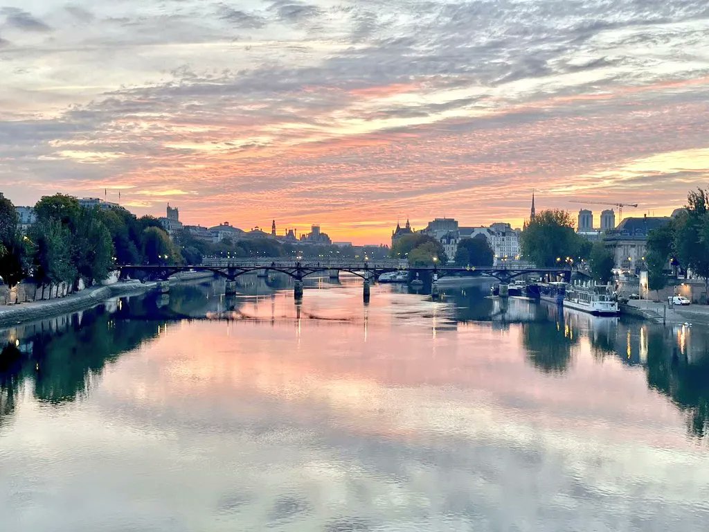 ParisArtDeVivre's tweet photo. [ #Parisjetaime ] ❤️
The beauty of this #photo of the river Seine in #Paris... Looks like a #painting 🎨🖌
📸: © @MatthiasGrolier- #ThankYou @parisvisites for sharing
#livinginParis #HomeInParis #MoveToParis https://t.co/qCmTOSeSsy