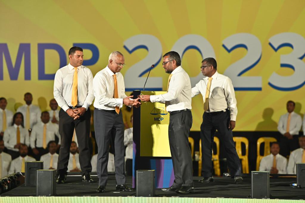 K_K_B_K's tweet photo. RT @MDPSecretariat: MDP ge Riyaasee Candidate, Raeesul Jumhooriyya Ibrahim Mohamed Solih ah ticket eruvumah baavvaa Jalsa 

Riyaasee Candidate Raeesul Jumhooriyyaa Ibrahim Mohamed Solih ah ticket eruvee Chairperson Uz Fayyaz Ismail  

#MDPkuriyah 
#MDP20… https://t.co/VHl9SNdl1A