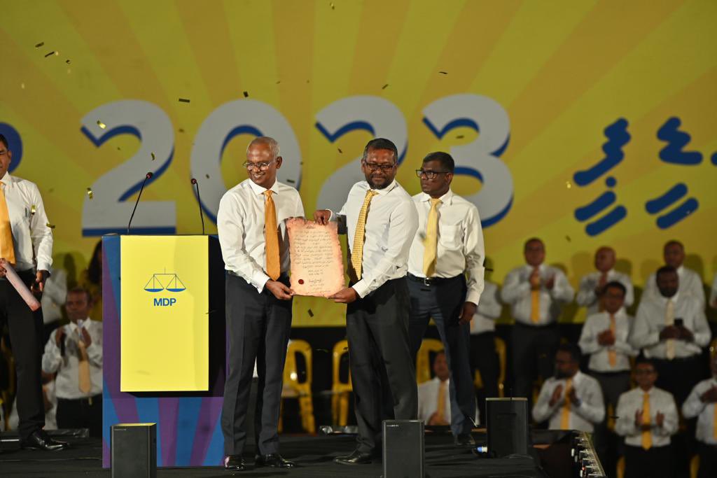 K_K_B_K's tweet photo. RT @MDPSecretariat: MDP ge Riyaasee Candidate, Raeesul Jumhooriyya Ibrahim Mohamed Solih ah ticket eruvumah baavvaa Jalsa 

Riyaasee Candidate Raeesul Jumhooriyyaa Ibrahim Mohamed Solih ah ticket eruvee Chairperson Uz Fayyaz Ismail  

#MDPkuriyah 
#MDP20… https://t.co/VHl9SNdl1A