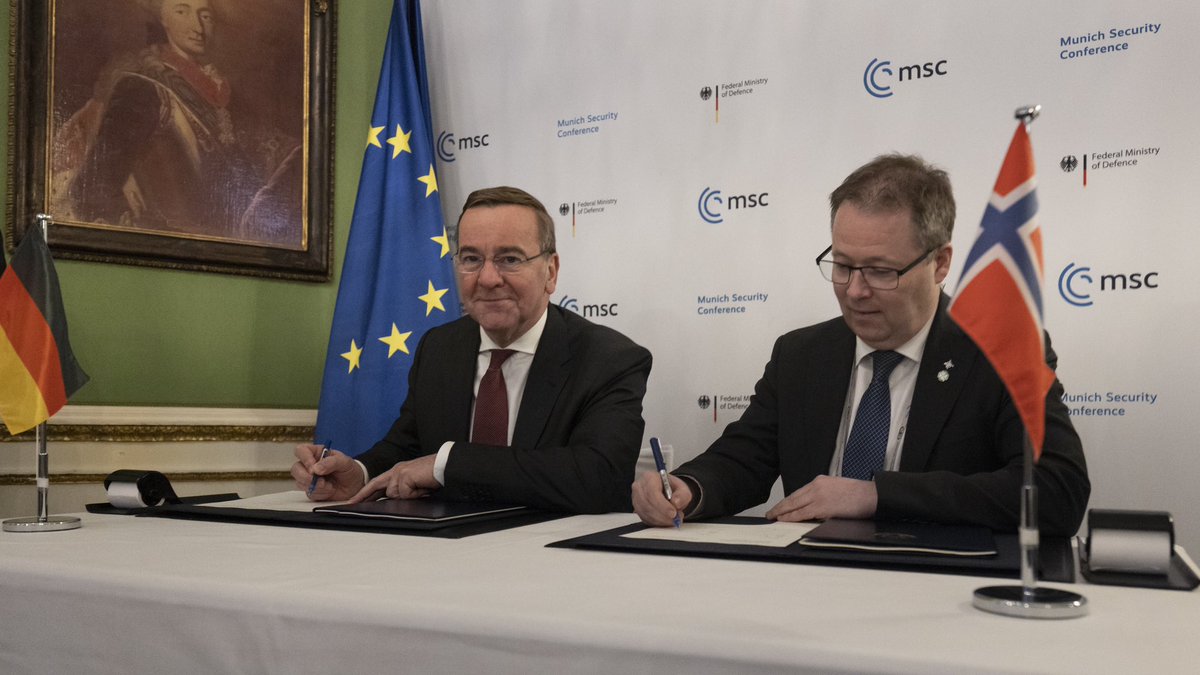 Minister Pistorius und sein 🇳🇴Amtskollege Gram unterzeichnen bei der #MSC2023 ein Memorandum of Understanding zur verstärkten Kooperation im Bereich der Landsysteme. So gehen wir zusammen den nächsten Schritt in unseren bereits sehr engen militärischen Beziehungen.  #Kampfpanzer