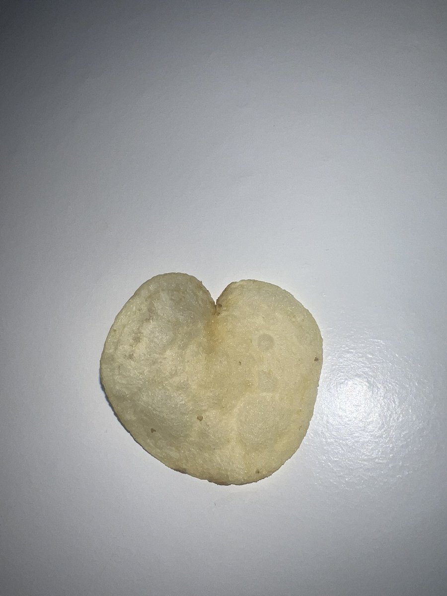 hayley_munns's tweet photo. I found one! @walkers_crisps #lovefromwalkers #heart #crisp #walkers https://t.co/xdvYB41ZVD