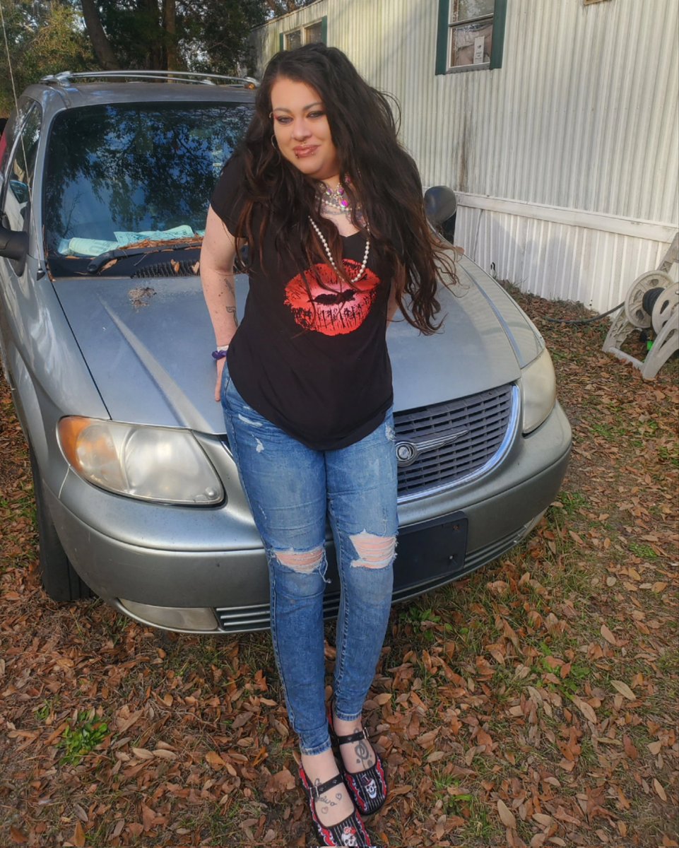 BookishDani's tweet photo. Lost 75 pounds! Working towards improving my health. Trying to lose 25 more to meet my goal weight! Before the loss, I could barely walk to the bathroom and now my chronic pain is 10 times better! #weightlosstransformation #weightloss  #weightlossjourney https://t.co/6FUmZWY6Vl