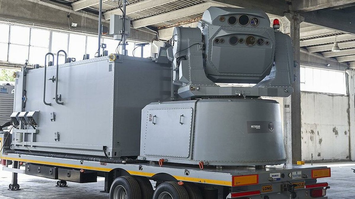 IlkayEfetr's tweet image. NAZAR lazer elektronik saldırı sistemi doğru dalga boyunda lazer kaynağıyla  füzenin arayıcı başlığına lazer ışını yönlendiriyor. Füze arayıcı başlığı körleşiyor, füze hedeften farklı yere yönleniyor. Seyir füzelerini durduracak en ucuz çözüm. #ATMACA #seyirfüze #lazer