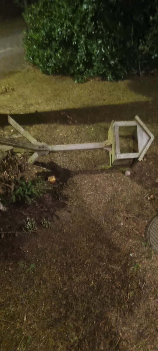 jrt64's tweet photo. Fuglehus væltet i Værløse - vi følger situationen tæt og er i gang afspærring #OttoStorm @tv2vejrcenter https://t.co/Kp5gvodqUL