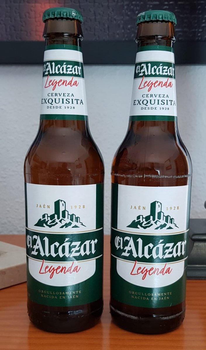 Aunque parezcan 2 tercios cualquiera de la Nueva Cerveza Alcazar Leyenda, no lo son, son las 2 primeras botellas que se llenaron.
Y una de ellas irá para mi colección.
