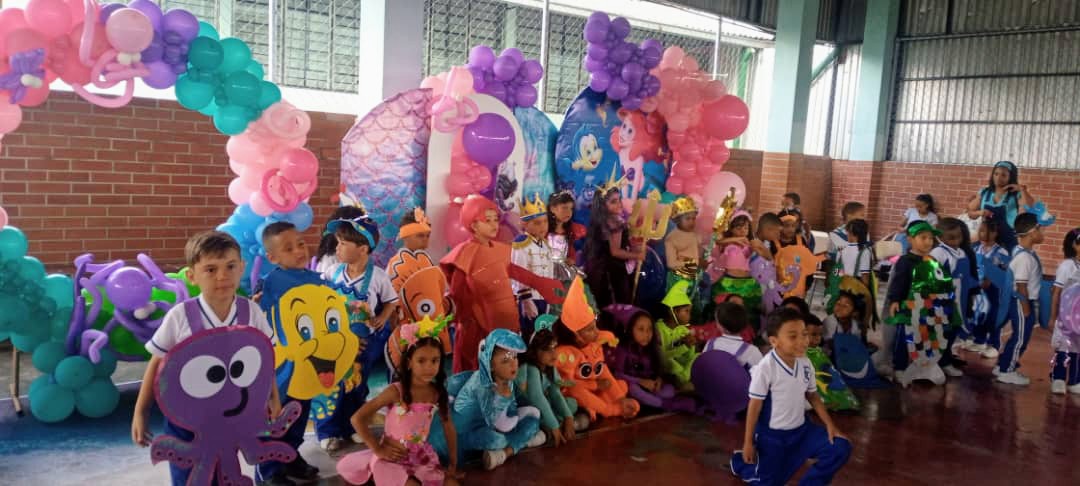 #Miranda Barlovento mostró su creatividad e inventiva con los hermosos disfraces que vistieron niñas, niños y maestros, los desfiles fueron muestras de los coloridos y alegóricos disfraces #CarnavalesFelices2023 @NicolasMaduro @_LaAvanzadora @HectoRodriguez @MPPEDUCACION