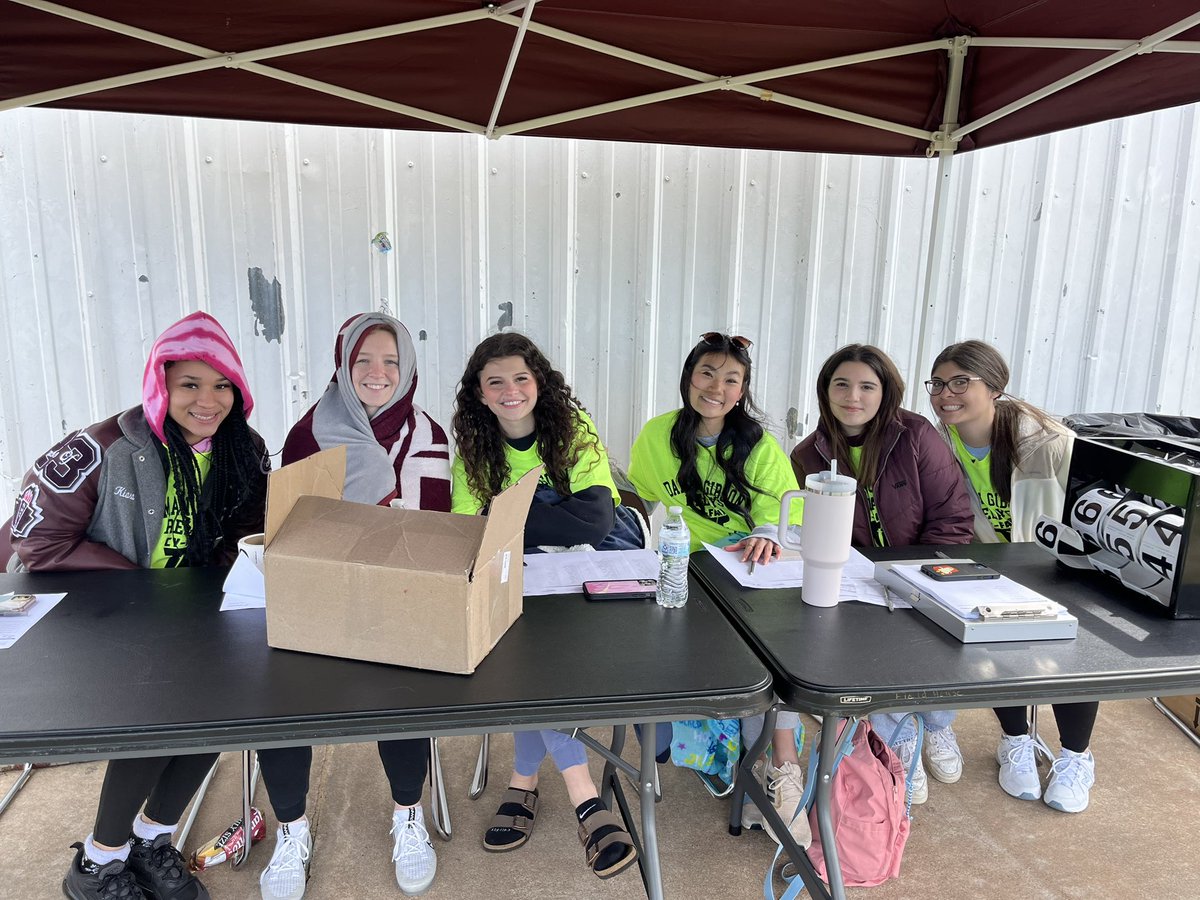 Smlyle's tweet photo. Beautiful (chilly day) to work a track meet @CyFair_BFND @BFNDAthletics @laneylyle @cyfair_track @Cf_GBB @RuqayyaGibson #doitfordamani https://t.co/fgxause5Kz