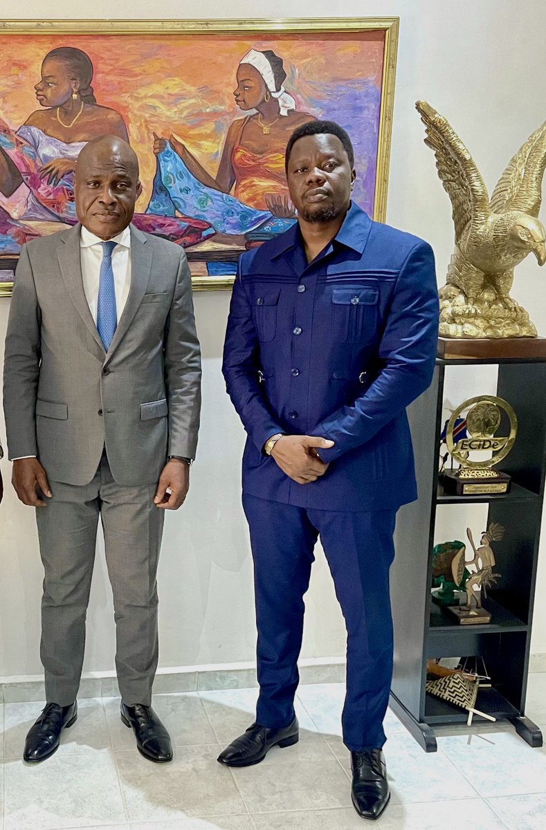 Le PréziEL est au centre! Pas qu’une histoire de gauche, il y a bien quelqu’un à droite mais bon, restons focus ! Avançons