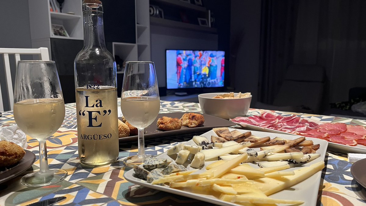 KikoRodriguezM's tweet photo. Disfrutando del Carnaval de Cádiz desde la distancia (Zaragoza) con @canalsur @carnavalsur @canalsurcadiz 

Viva mi Andalucía, coño!!

#carnavaldecadiz #Carnavales #finalcoac #Finalfalla #Carnavalsur #33Finales https://t.co/CkmMaykm0p