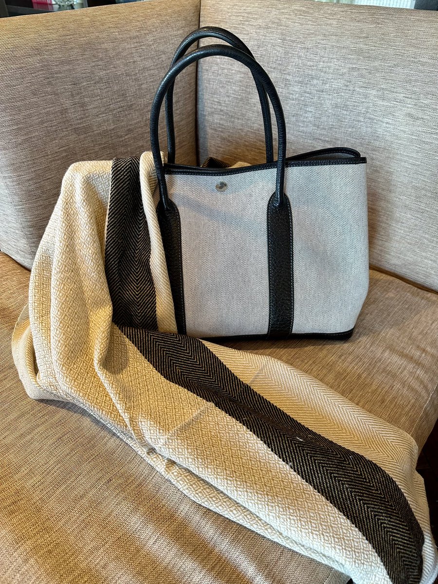 ClarkPerryman's tweet photo. Thank you, Jagadish Paudel, for this beautiful cashmere scarf! Didn’t know fans gave these kind of gifts. So generous of you! #4c23 https://t.co/qfdCj0GQcy