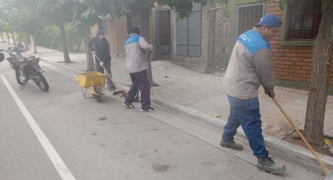 JorgeCeballoslr's tweet photo. Trabajo operativo en simultaneo de mantenimiento y recolección de residuos en Av. Luis Vernet y Calle Huniken. Estamos dejando en condiciones la Ciudad luego de las precipitaciones climáticas del dia de ayer. #LaMuniHace #InésINTENDENTA 🙋♀️🙋♂️👷♀️👷♂️ https://t.co/4uhtMrDq9Y