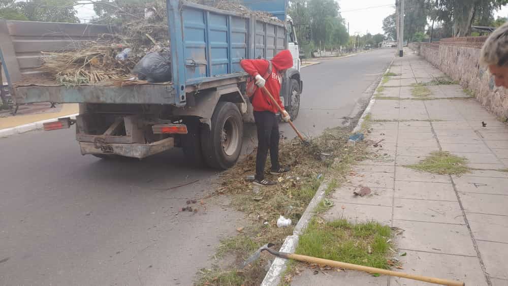 JorgeCeballoslr's tweet photo. Trabajo operativo en simultaneo de mantenimiento y recolección de residuos en Av. Luis Vernet y Calle Huniken. Estamos dejando en condiciones la Ciudad luego de las precipitaciones climáticas del dia de ayer. #LaMuniHace #InésINTENDENTA 🙋♀️🙋♂️👷♀️👷♂️ https://t.co/4uhtMrDq9Y