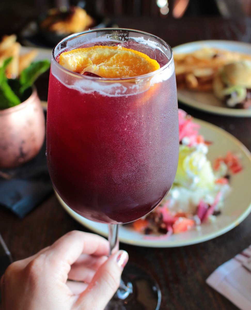 There's still time this week to get happy! ⏰🍷 Gus's does Happy Hour from 3pm-5:30pm at all locations, 
Monday thru Friday. See you in an hour! 🍻