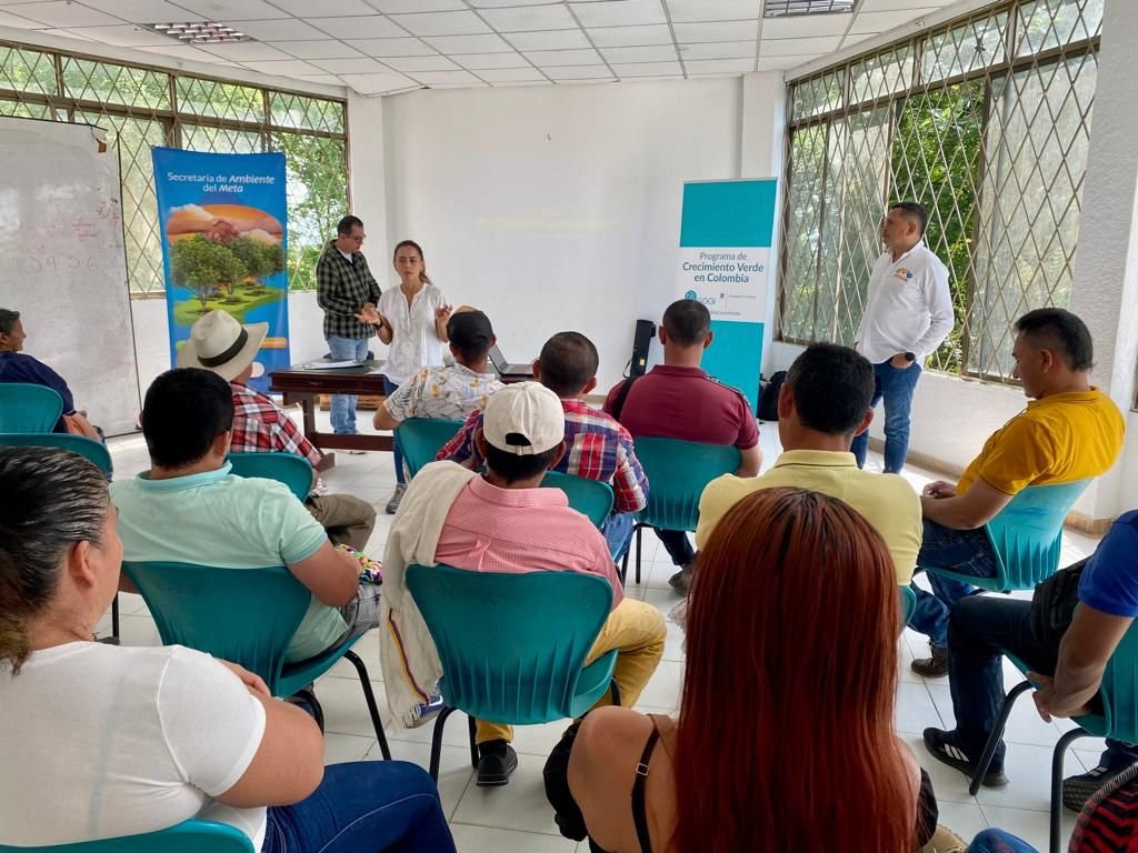 GGGICol's tweet photo. #MetaCreceVerde | ¡Inicia el Prog. de capacitación en #SolucionesBasadasEnLaNaturaleza! Con @GobMeta, @CORMACARENA, las alcaldías de @alcaldiaSJA, #VistaHermosa y @NoruegaenCOL, nos reunimos con 7⃣3⃣ productores interesados en la preservación y restauración de ecosistemas. https://t.co/lf5kgF7owa