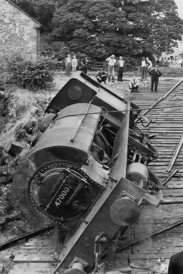 LMS / Kitson Class 0F 0-4-0ST 47000 in trouble at Steeplehouse on the Cromford and High Peak Rly , Derbyshire - 30th July 1955.
📸Unknown