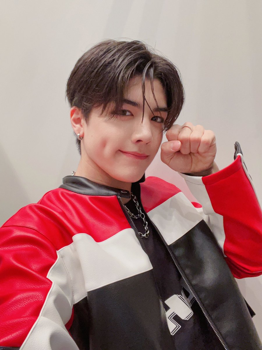 ANDTEAMFR_FAN's tweet photo. 🫧| 𝙏𝙍𝘼𝘿𝙐𝘾𝙏𝙄𝙊𝙉
« Bonjour 🐶
Je suis très heureux que beaucoup de personnes m'aient souhaité un joyeux anniversaire aujourd'hui.😊 -
••🐧
©️: @andTEAMofficial
#andTEAM #AUDITIONTheHowling #LUNÉ #TheHowling_ME https://t.co/FQbg1qFG3t