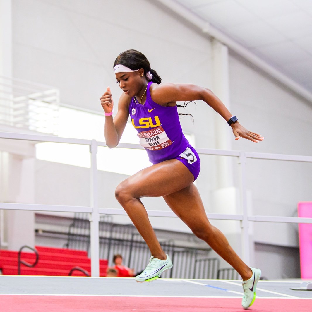 SOSNGR's tweet photo. It's an easy one for Favour Ofili as she clocks a blazing 7.18s to win the women's 60m final at the LSU Twilight in Baton Rouge. 

Her teammate, Brianna Lyston came second in 7.30s. https://t.co/YC7jrz2ZAc