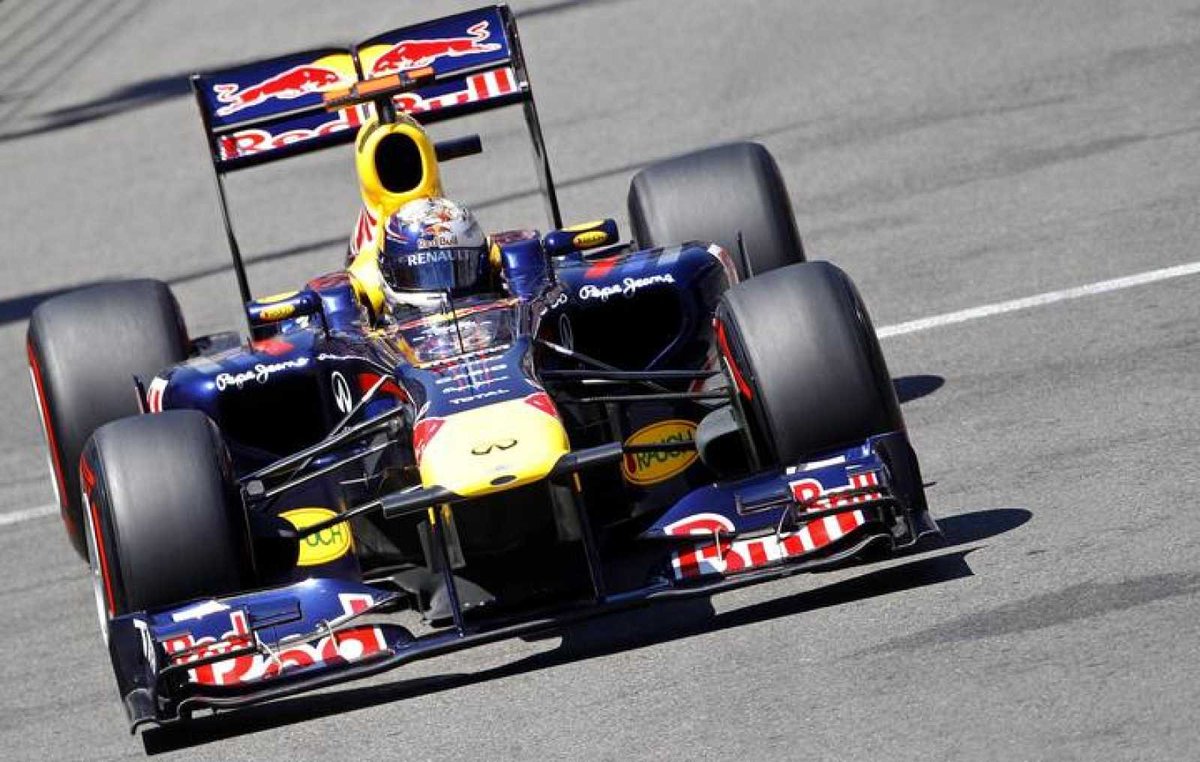 Formula_Stats's tweet photo. Tras la presentación de los autos para 2023
Abro hilo recordando el mejor auto de la historia de c/equipo

1) Red Bull
RB7

No dieron chances a sus rivales en 2011
Domino de principio a fin. 18/19 Poles y 12/19 victorias
Genialidad de Newey con sus famosos escapes

#F1 #Formula1 https://t.co/EvNY8kL7ai