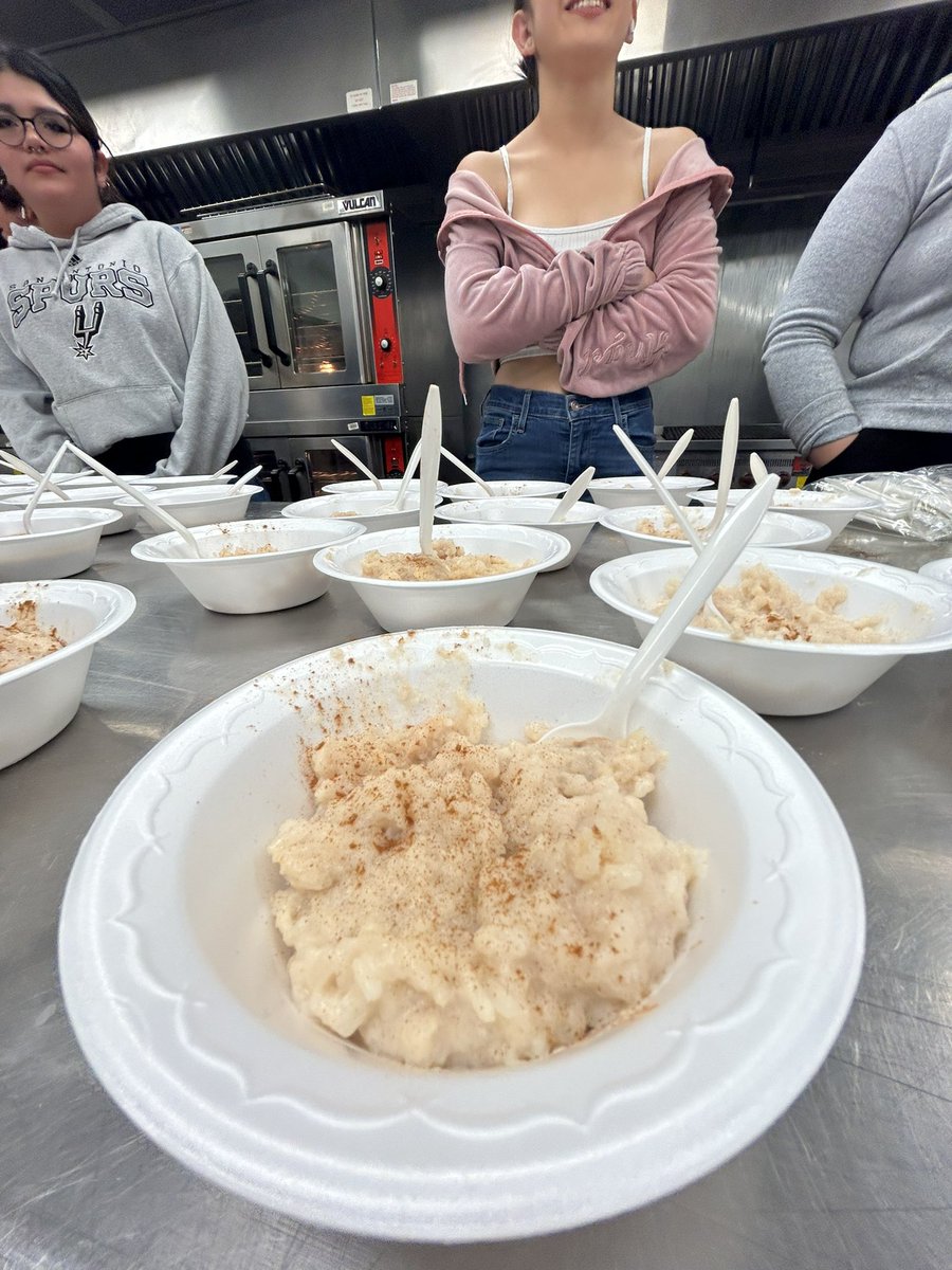 adomin_MHS's tweet photo. MHS Advanced Culinary - Global Cuisine.
Today we traveled to Mexico 🇲🇽 and students chose to make Charro Beans, Enchiladas (sauce made from scratch), in-house made flour tortillas and arroz con leche. https://t.co/d0GZ9IQxAM