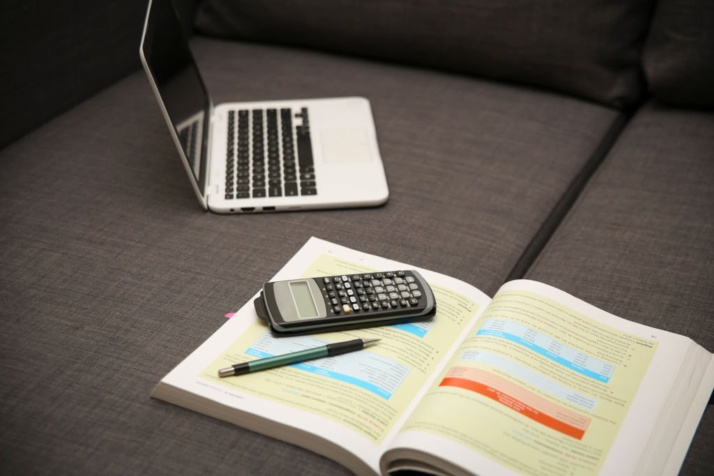 ZoeyWriter's tweet image. Who on earth wishes to spend an entire night out scribbling #assignments?
Leave your #assignmentstress to @ZoeyWriter #essayhelp #essay #Essaydue #Assignmentdeadline #Assignmenthelp