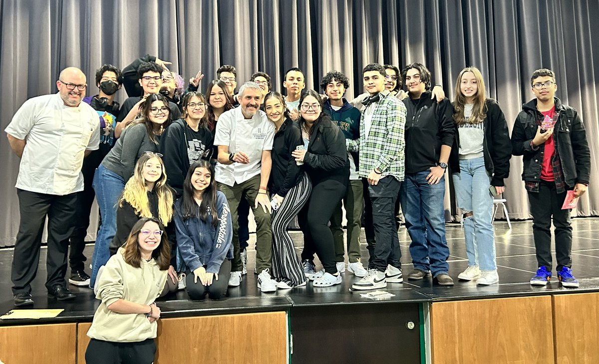 adomin_MHS's tweet photo. Montwood Culinary Students with chef Mikel Alonso who stopped by to talk to them and give them life and career advice , as well as to invite them to the Southwest Culinary Institute of El Paso. 🫶🏼💚💙 https://t.co/uqQrBiwouW