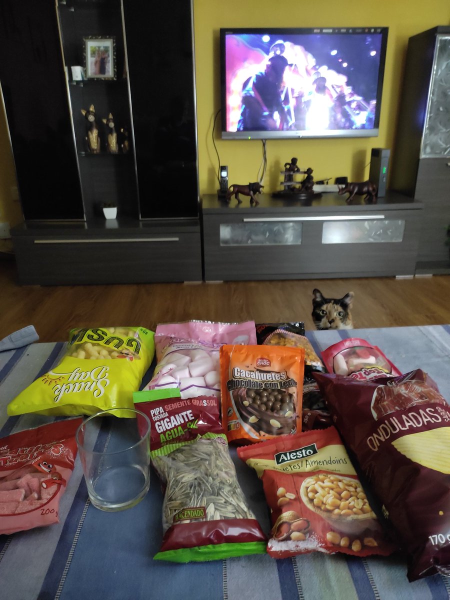Marya_cot's tweet photo. Una vez cenados, toca ahora la comida guarra para aguantar la noche  #COAC2023Final https://t.co/58JHCi9IVK