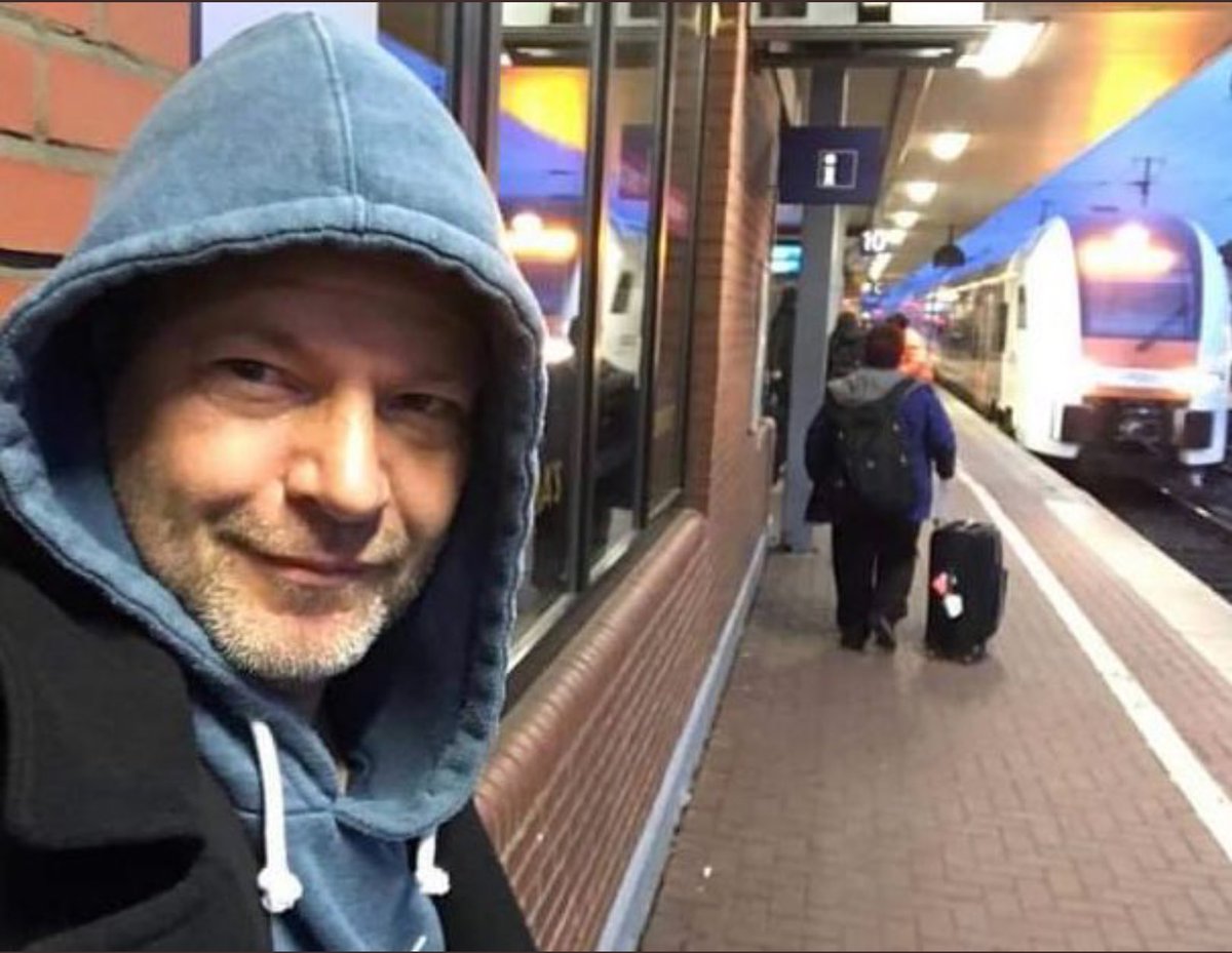 Es gibt Leute, denen willst du nachts alleine nicht begegnen 🌃

⬇️

⬇️

⬇️

und es gibt Wirtschaftsminister Robert #Habeck.. 😄
