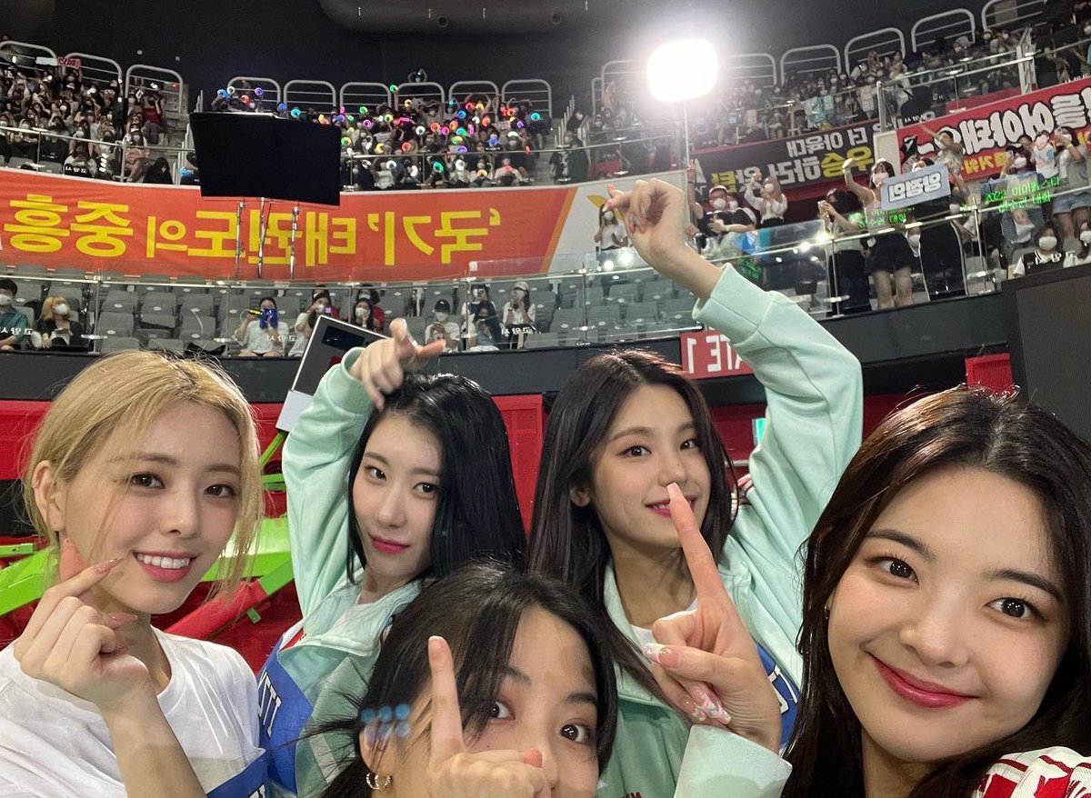 ITZY_MXCO's tweet photo. Estamos organizando una dinámica para comprar entre varios el concierto de Japón, si les interesa pueden mandar dm para agregarlos al grupo de organización 👀 https://t.co/640j8IfqOe