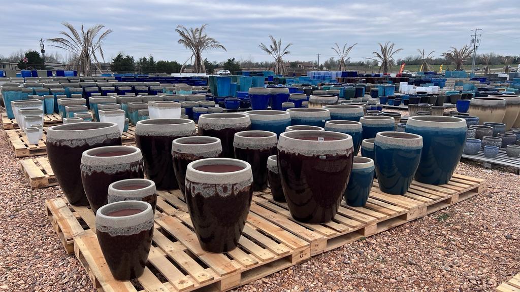 demanogallery's tweet photo. Vietnamese pottery 1 pot 10% off, 
2 pots 20%off, 3+ pots 25% off regular price. Valid february 2023. ✅️✅️ #Vietnamesepots 
#pots #gardendesign 
https://t.co/IVQ4SGoXay https://t.co/Wr7hSShMd3