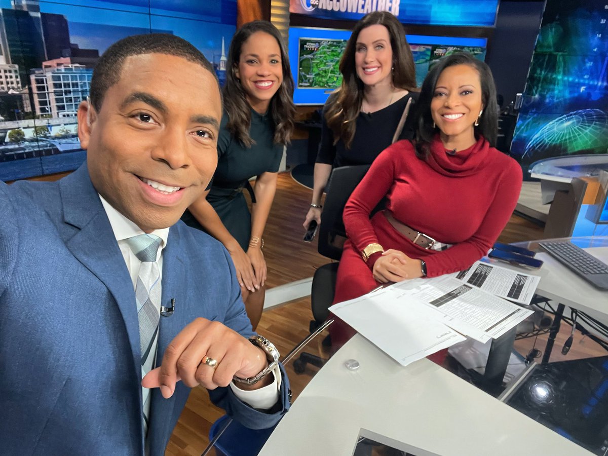#FridayFeeling hanging with this amazing group of women. <a href="/WilliamsSharrie/">Sharrie Williams</a> <a href="/GinaGannon/">Gina Gannon</a> <a href="/Brittany_Boyer/">Brittany Boyer</a>