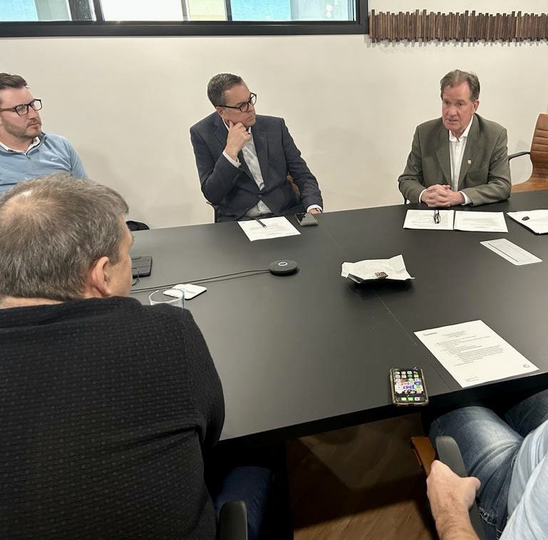 GeorgePirieMPP's tweet photo. Thanks to @TimminsChamber for the wonderful meeting earlier in #Timmins.
We spoke about #CriticalMinerals, the #RingOfFire, provincial policies & community news. We also caught up with local business owners, who support people in the Timmins region each & every day.
#OnPoli https://t.co/YZOY1NlG81