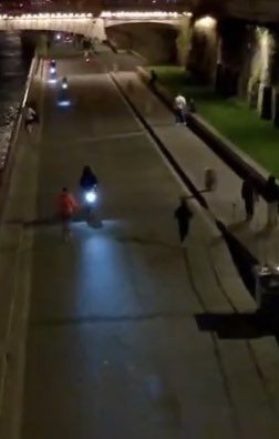 SpicyParis's tweet photo. @EmmanuelSPV La cohabitation est quand même limite. Pas certain que le jogeur est un grand sentiment de sécurité. J’y passe matin et soir et c’est souvent du grand n’importe niveau vitesse ou écart pour dépasser vélos et piétons. Sans parler des engins débridés toutes les 5 minutes https://t.co/HFRL6LbHqx