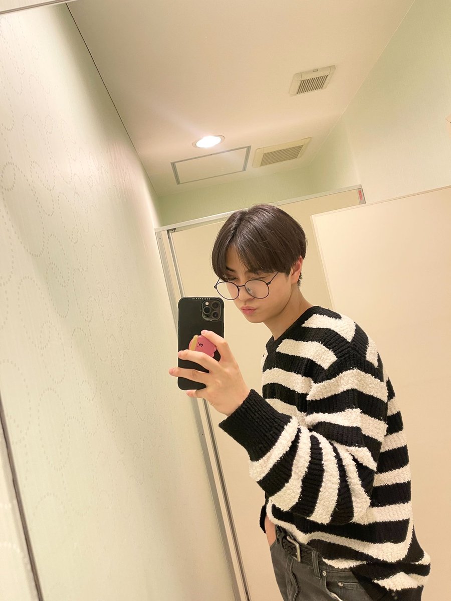 ANDTEAMFR_FAN's tweet photo. 🫧| 𝙏𝙍𝘼𝘿𝙐𝘾𝙏𝙄𝙊𝙉
#TAKI
« C'est TAKI avec des lunettes et un TAKI légèrement flou.♪»
••🐧
©️: TAKIVERSE
#andTEAM #AUDITIONTheHowling #LUNÉ #TheHowling_ME https://t.co/GSXfP4soSh