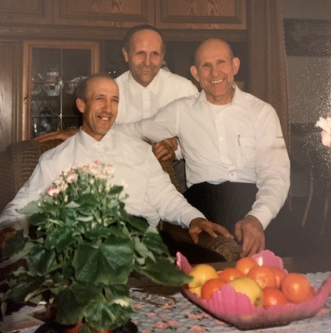 2, die den Gulag als Kind überlebten, wurden ca. 1992 mit ihrem Bruder wiedervereint. Die Geschichte von Rudolf:
ireneplett.weebly.com/blog/uberleben…
#Russland #Gulag #Geschichte