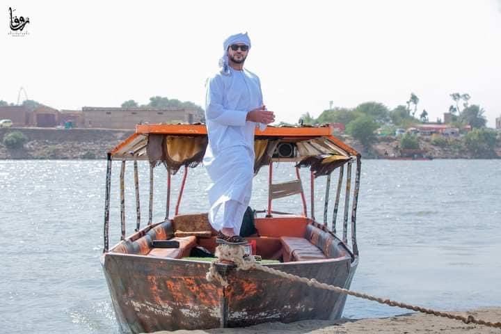 الغريبه الزول ده قالو غناي لكن نسوي شنومع عجايز الغابرين لمن فيهو الحريم الكبار العطشانات ديل قهمنو تعال نصورك بالجلابية وتعال نحننك بالصبحاوية بالله قالو غنا غلبو يغني لما الحفله فشلت