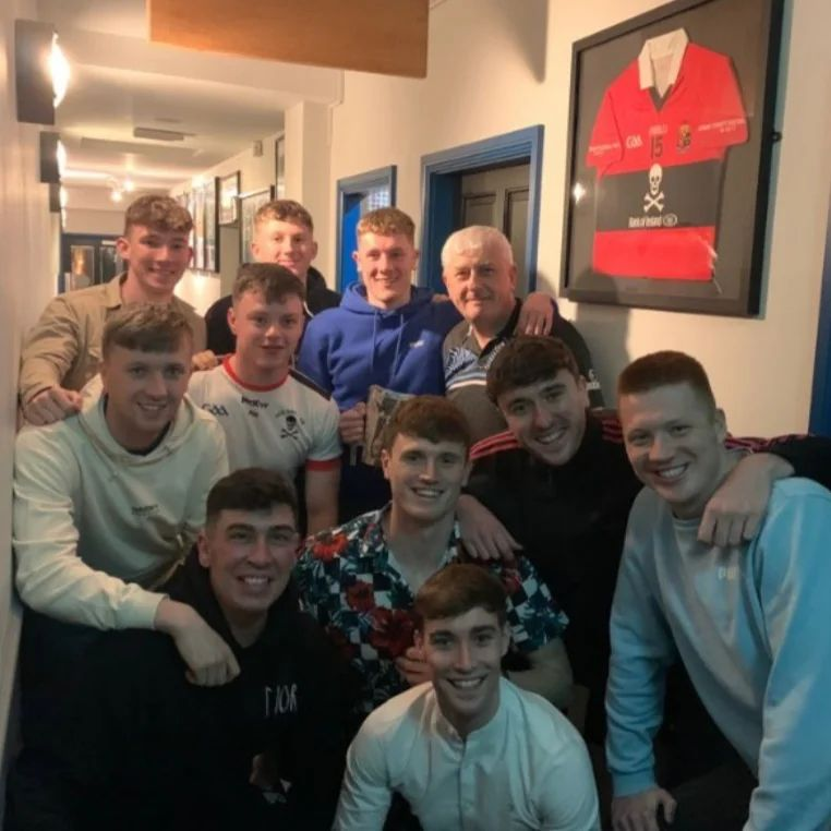 GeaneysBar's tweet image. A pleasure having the Sigerson Cup back in again for dinner with the lads this evening. ☠️🔴⚫️

#paulgeaneysbar #dingle #sigersoncup