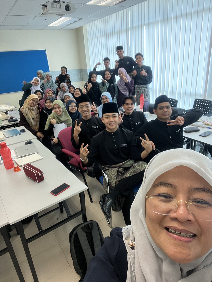 _nrfrhya's tweet photo. Kelas kali ini dapat selfie bersama Puan Mimma😆 #pelajaripgkbmkontemporari
#Goglobal
#GEGPetalingJaya https://t.co/REzvScV5w8