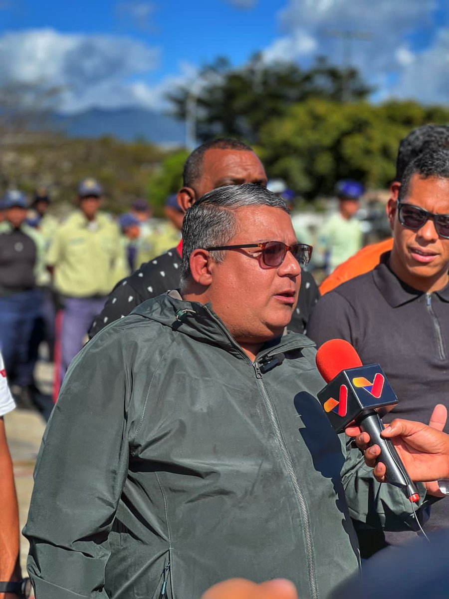 Inició el #OperativoCarnavalesSeguros2023 en #Guarenas 👏
<a href="/Freddy_Rod13/">Freddy Rodríguez</a> enfatizó que "garantizamos la seguridad de habitantes y visitantes" dijo "¡Vamos juntos a disfrutar con responsabilidad!" #Carnavales2023 
<a href="/AndryDiaz15/">Andry Diaz</a>
<a href="/plaza_alcaldia/">Alcaldía Ambrosio Plaza</a>
<a href="/garciapintojose/">José García Pinto</a>