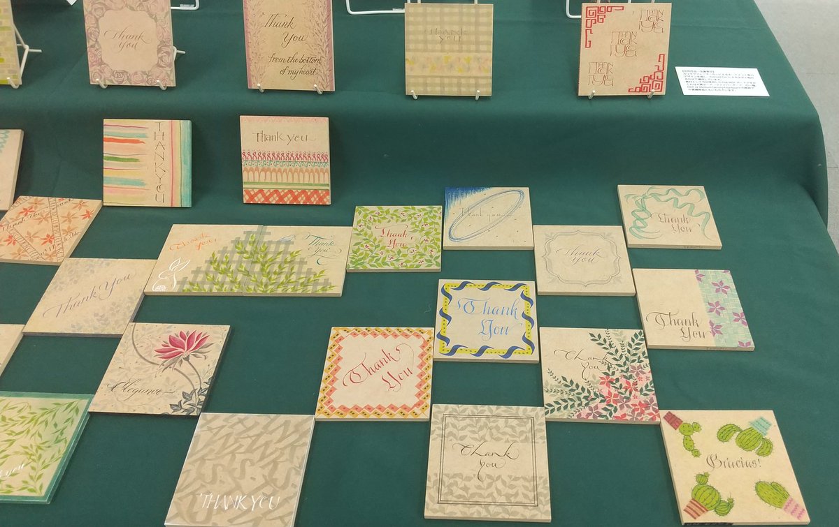 HNCalligraphy's tweet photo. ごく一部ですが、展示の様子です
全員参加の合同作品👇
コレは、ウッドプレートに、カリグラフィマーカーを使用し、各々のアイデアで背景を作成
そこにPoIntedPenによる文字を乗せています。
#PoIntedPenVariations
#calligraphy
#作品展 https://t.co/EtimFC4UcE
