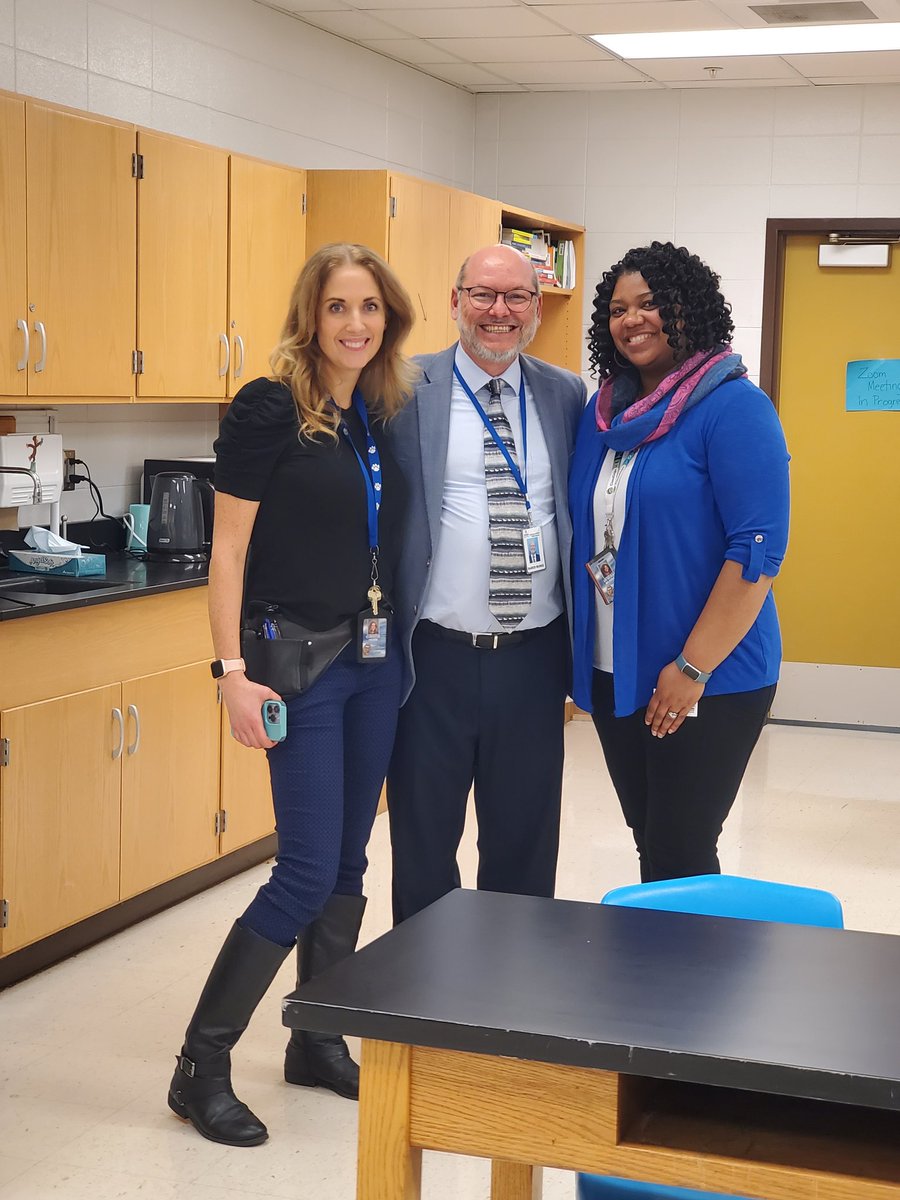 While visiting PLCs at @CaneRunCougars yesterday, I had the pleasure of seeing these two new teachers get a surprise from @MarcoMunozJCPS. Well deserved!
@JCPSAsstSuptAIS @AHoschJCPS 
#AISuccess