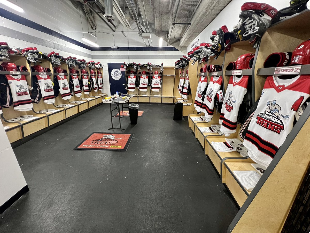 Bright whites this friday night in Danbury!⚪️🔴