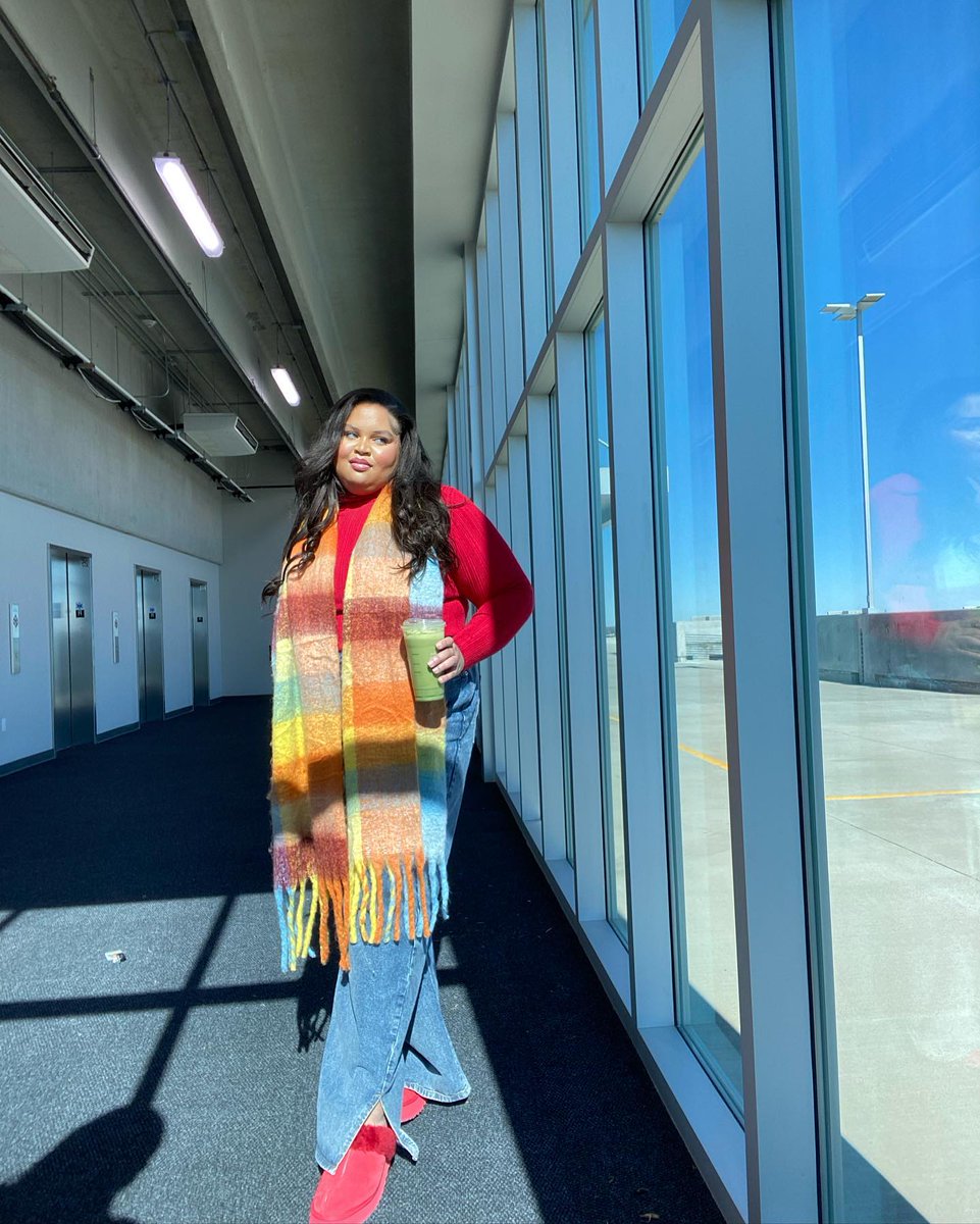 MayvennHair's tweet photo. Catching flights โ๏ธ @justicetierney wearing our #1C Mocha Brown 20โณ Dyed Virgin 220g Straight Seamless Clip-In #MayvennHair #MayvennMade #ClipIns #MochaBrown #StraightClipIns #HairExtensions https://t.co/K1ZUqC3tsz